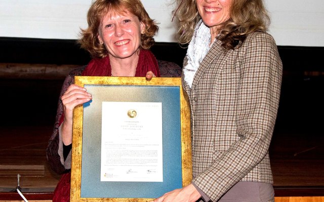 Links ontvang dr Lisel Joubert die Desmond Tutu-Gerrit Brandprys vir haar boek, Ontmoeting met Heiliges, van Gerrit Brand se weduwee, Lucia Brand